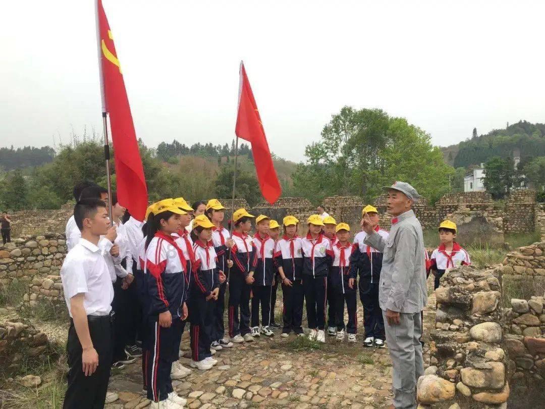 紧闭的闸门
