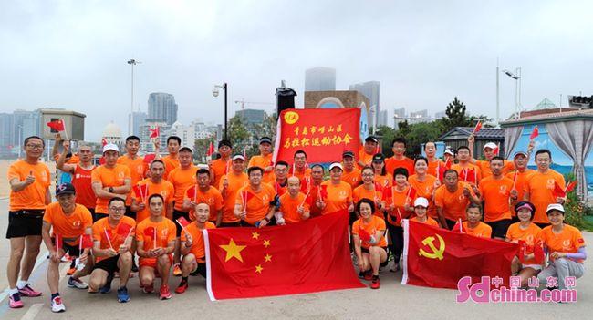 可爱小猫向上跳